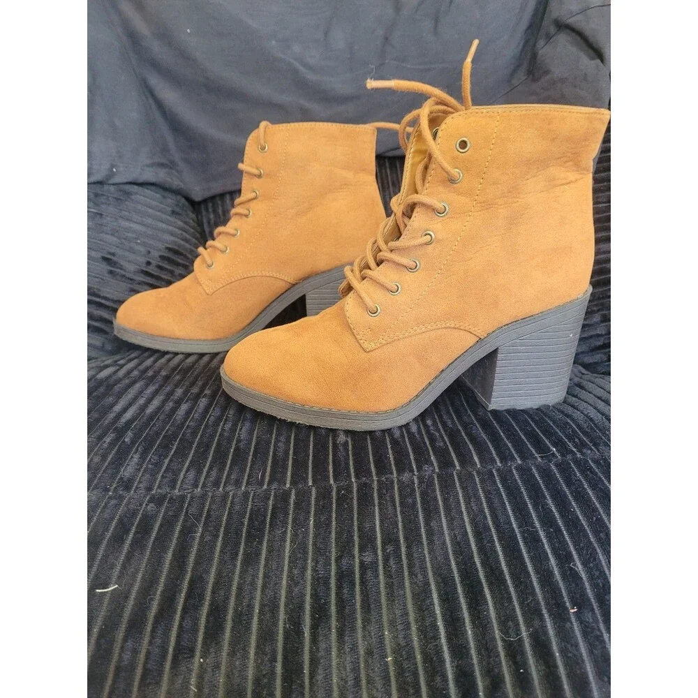 Forever 21 Tan Lace-Up Boots – Size 7.5
